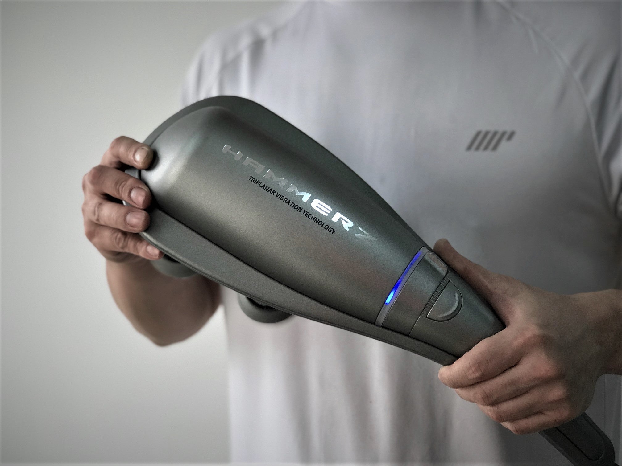 フェイスマッサージャー シルバー HAMMERZ MASSAGE DEVICE WITH TRIPLANAR VIBRATION TECHNOLOGY